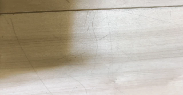 家具や生活動線でつく細かいキズ