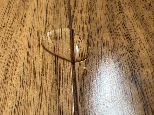 目地への水こぼれはすぐ拭き取ってください