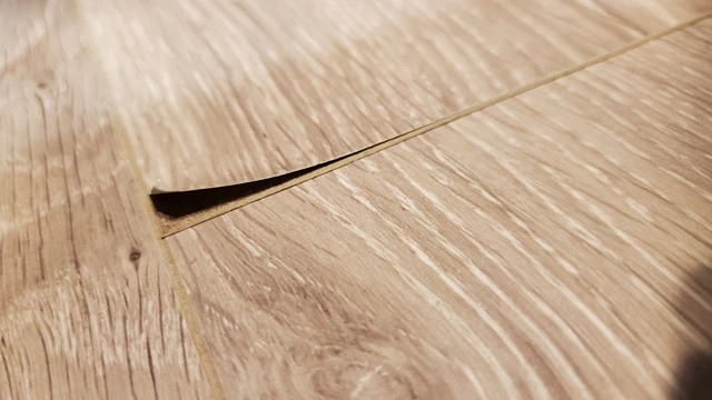 施工不良により反りが発生する場合があります