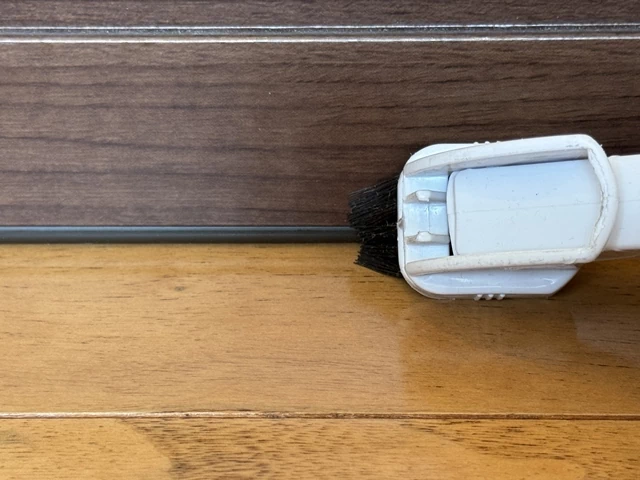 巾木まわりの掃除機がけ