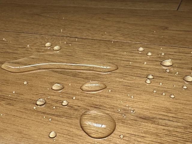 フロアコーティングEPCOATなら水や汚れが染み込むことはありません