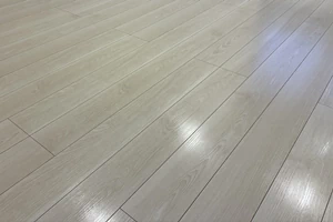 床に傷はつきものなのでコーティングするのお勧めです。